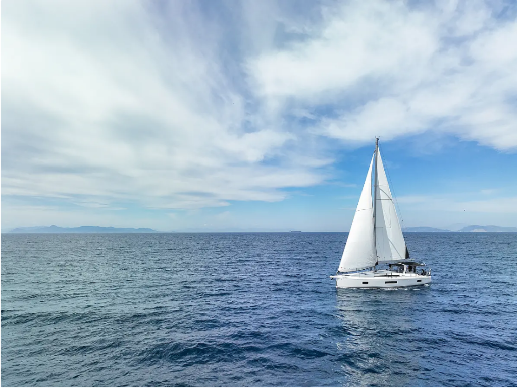 Sailing yacht 