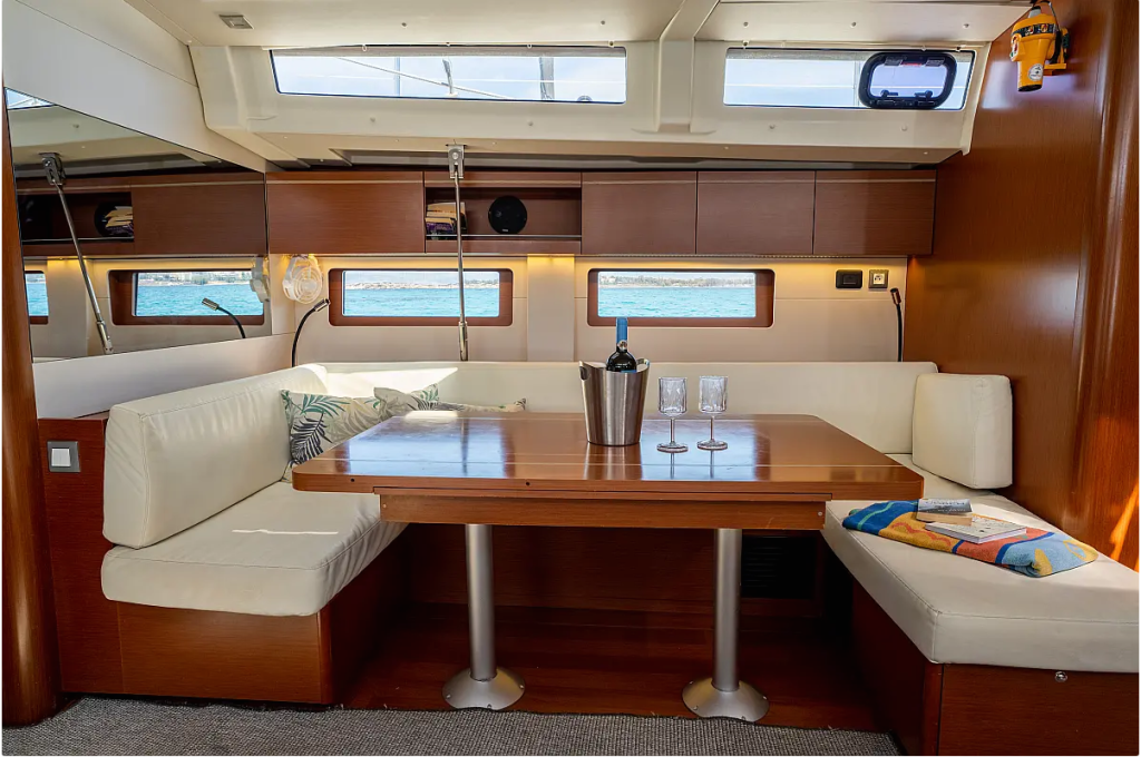Sailing yacht 