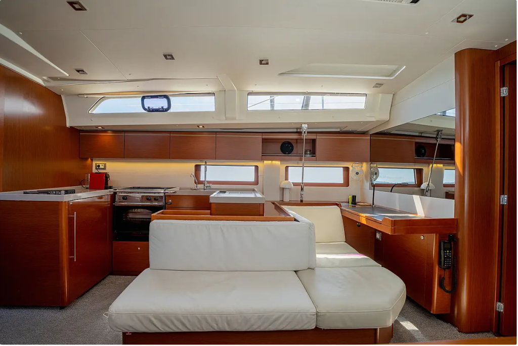 Sailing yacht 