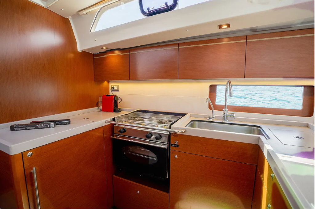 Sailing yacht 
