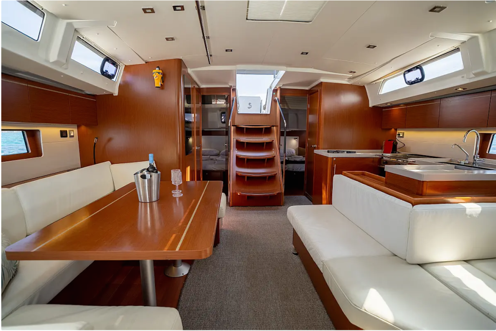 Sailing yacht 
