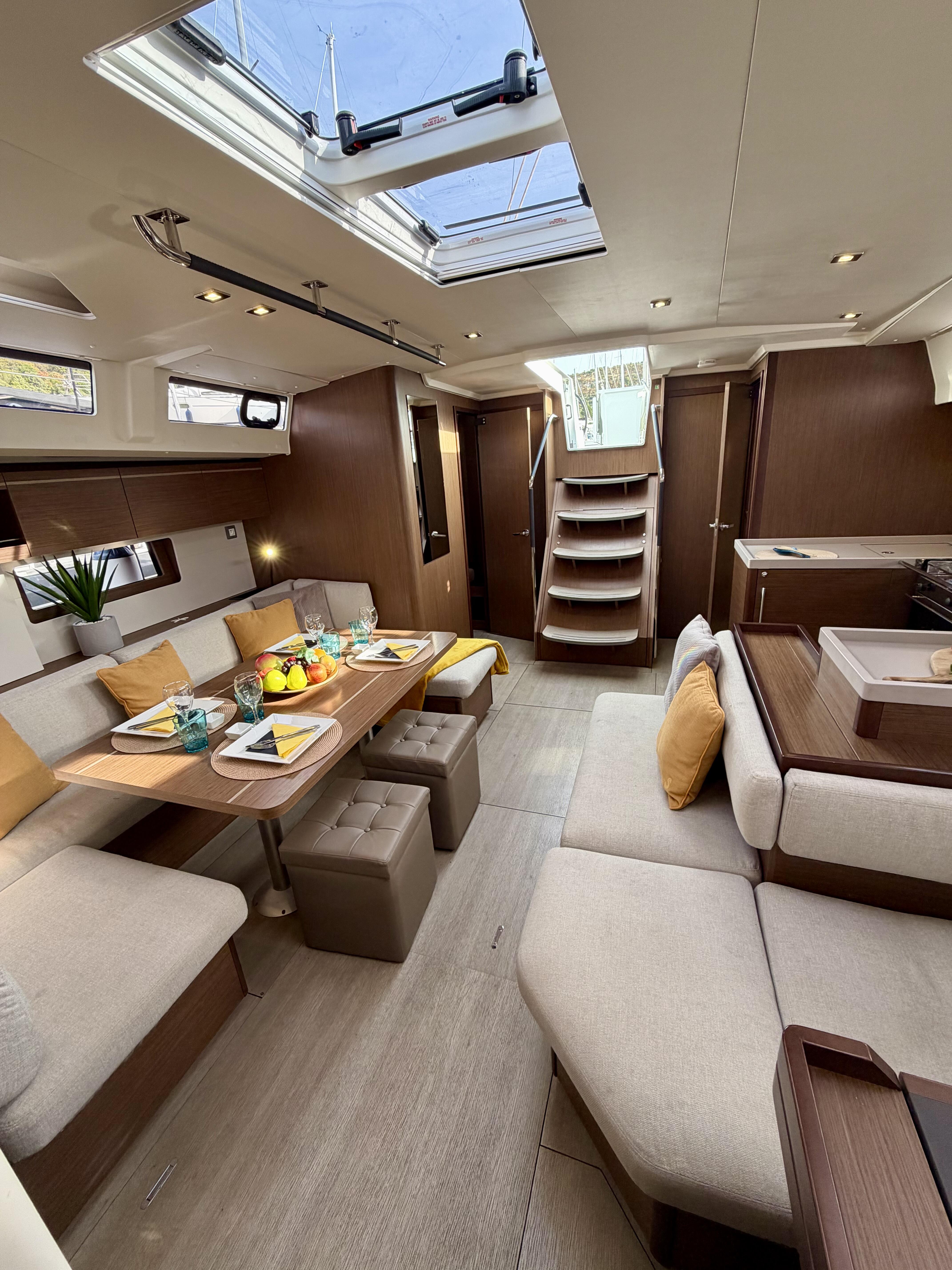 Sailing yacht 