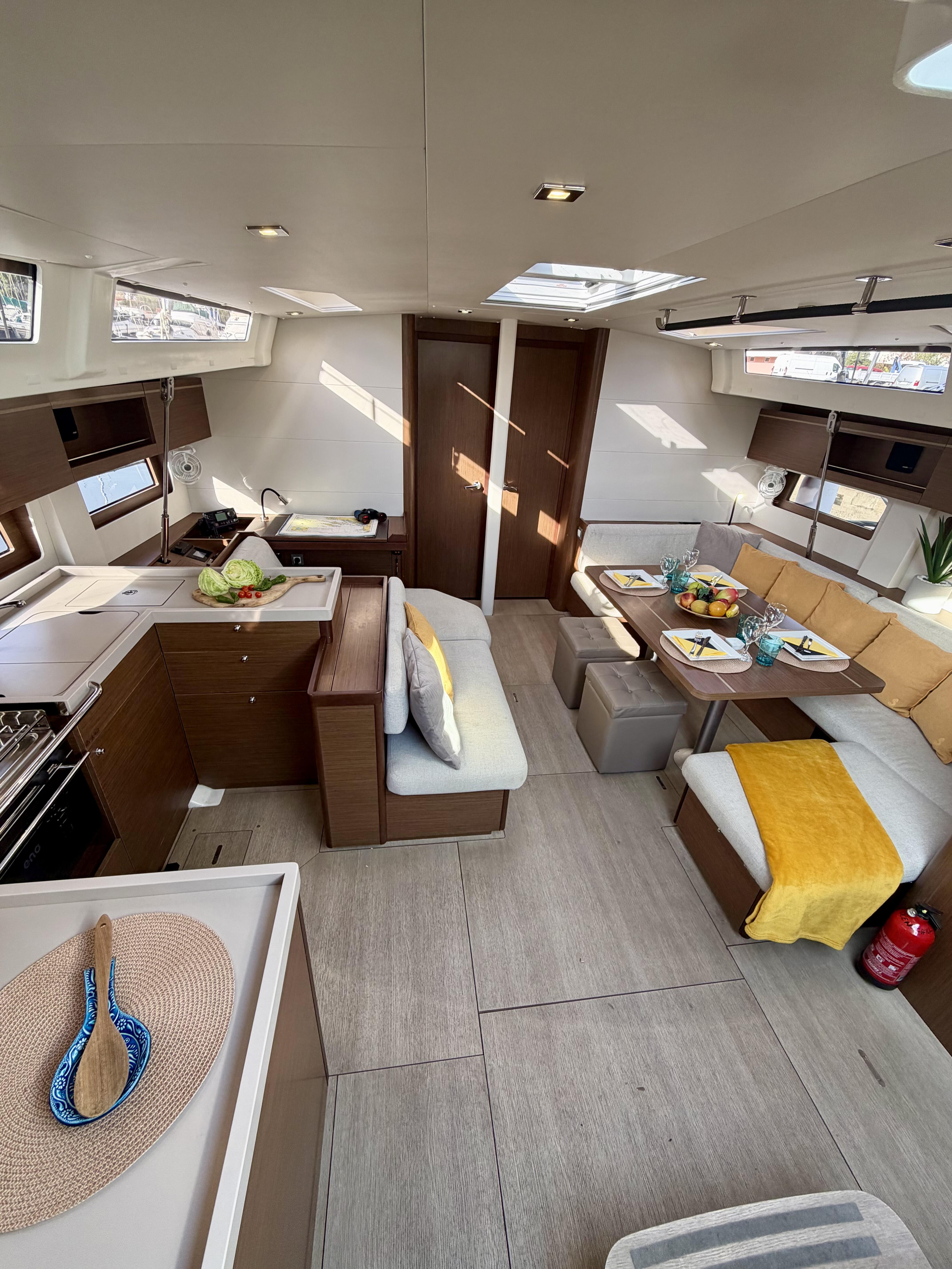Sailing yacht 