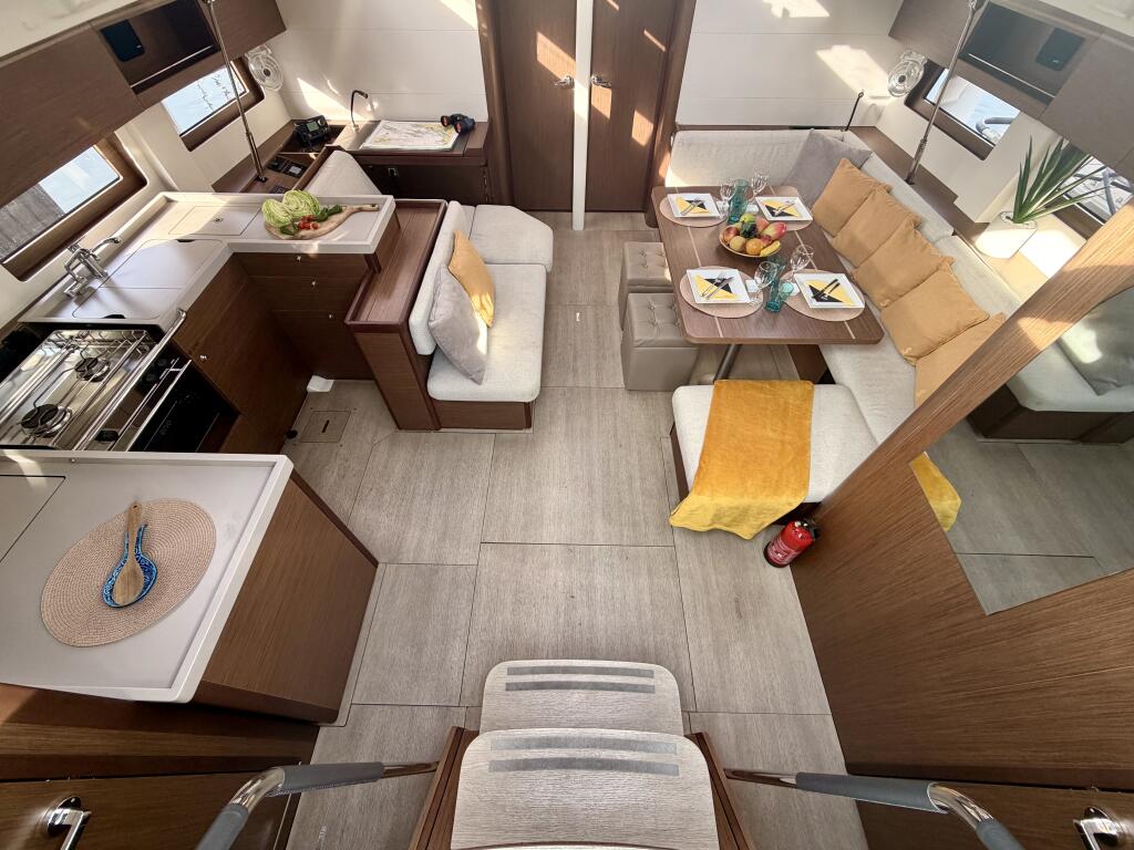 Sailing yacht 