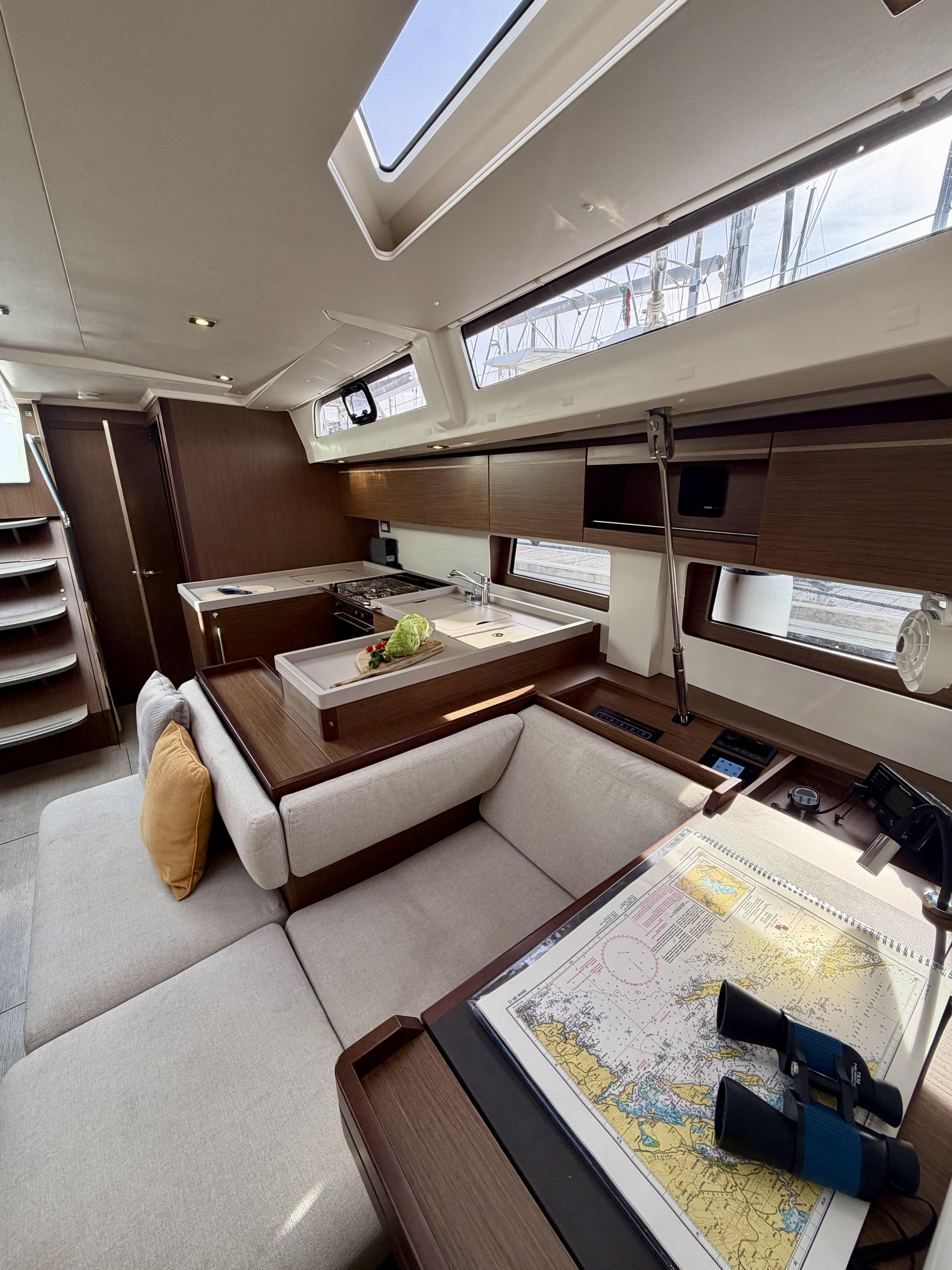 Sailing yacht 