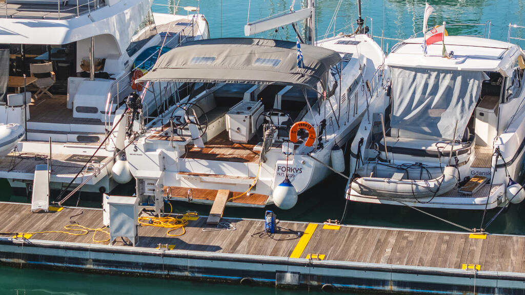 Sailing yacht 