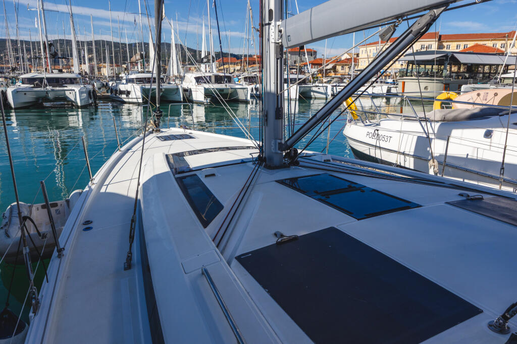 Sailing yacht 