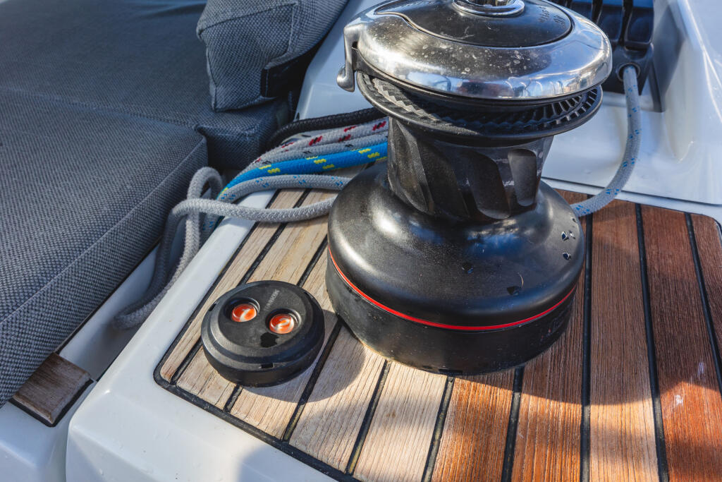 Sailing yacht 