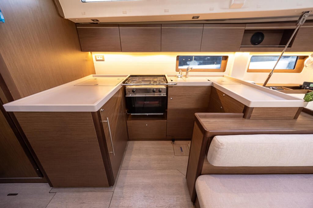 Sailing yacht 