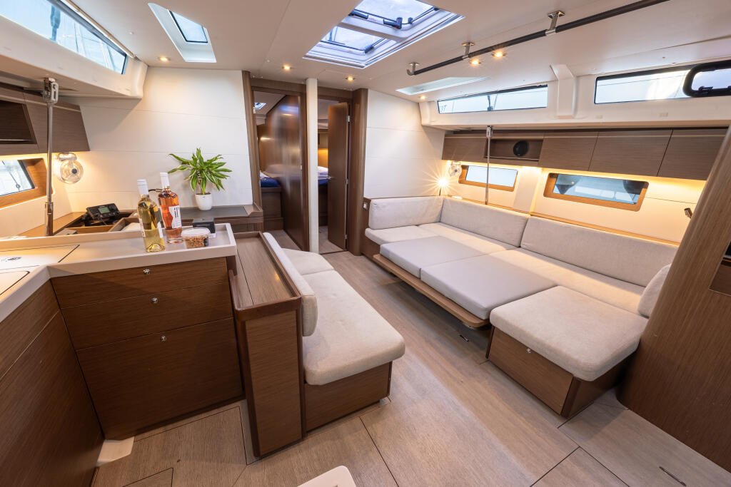 Sailing yacht 