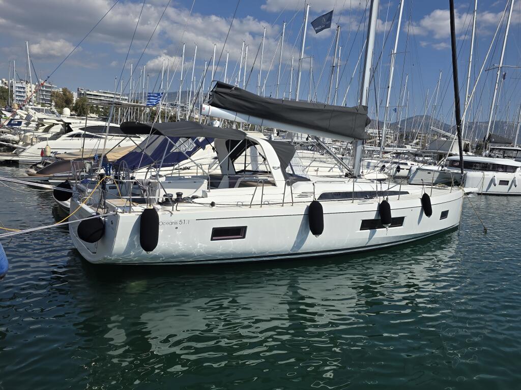 Sailing yacht 