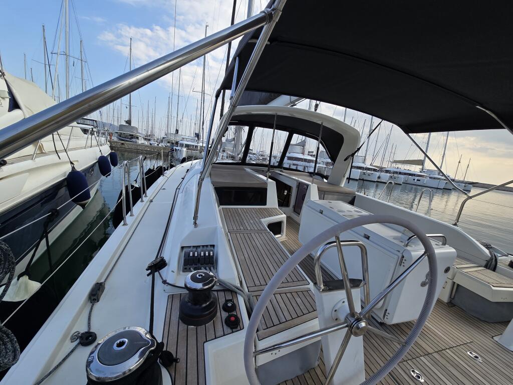 Sailing yacht 