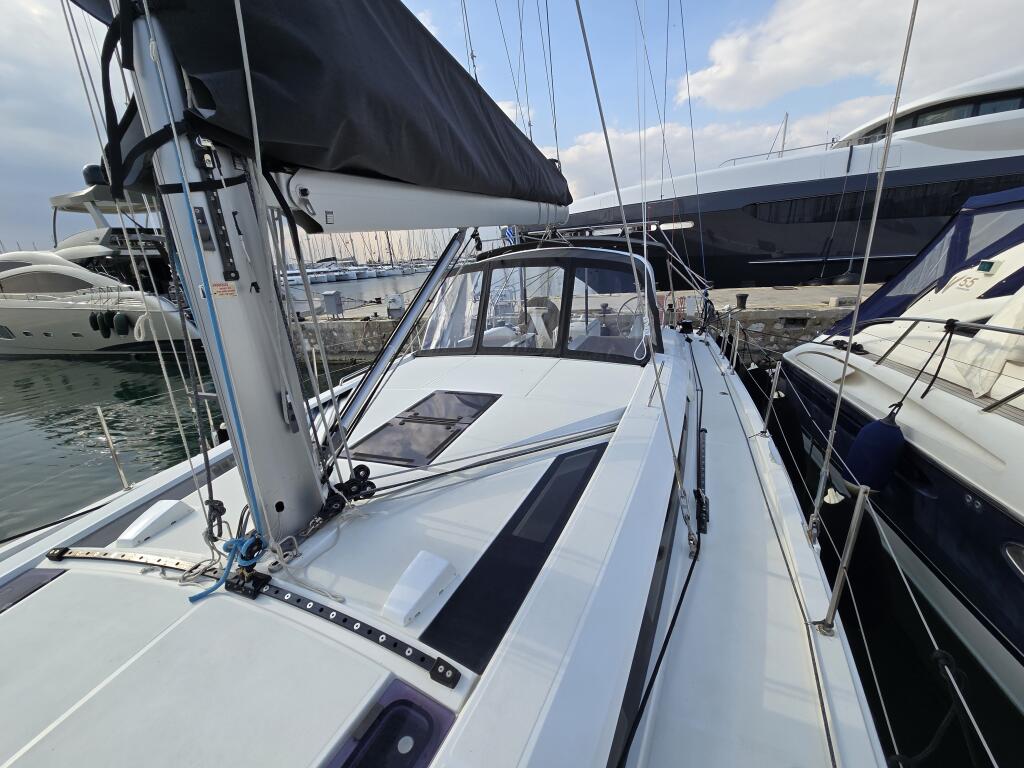 Sailing yacht 
