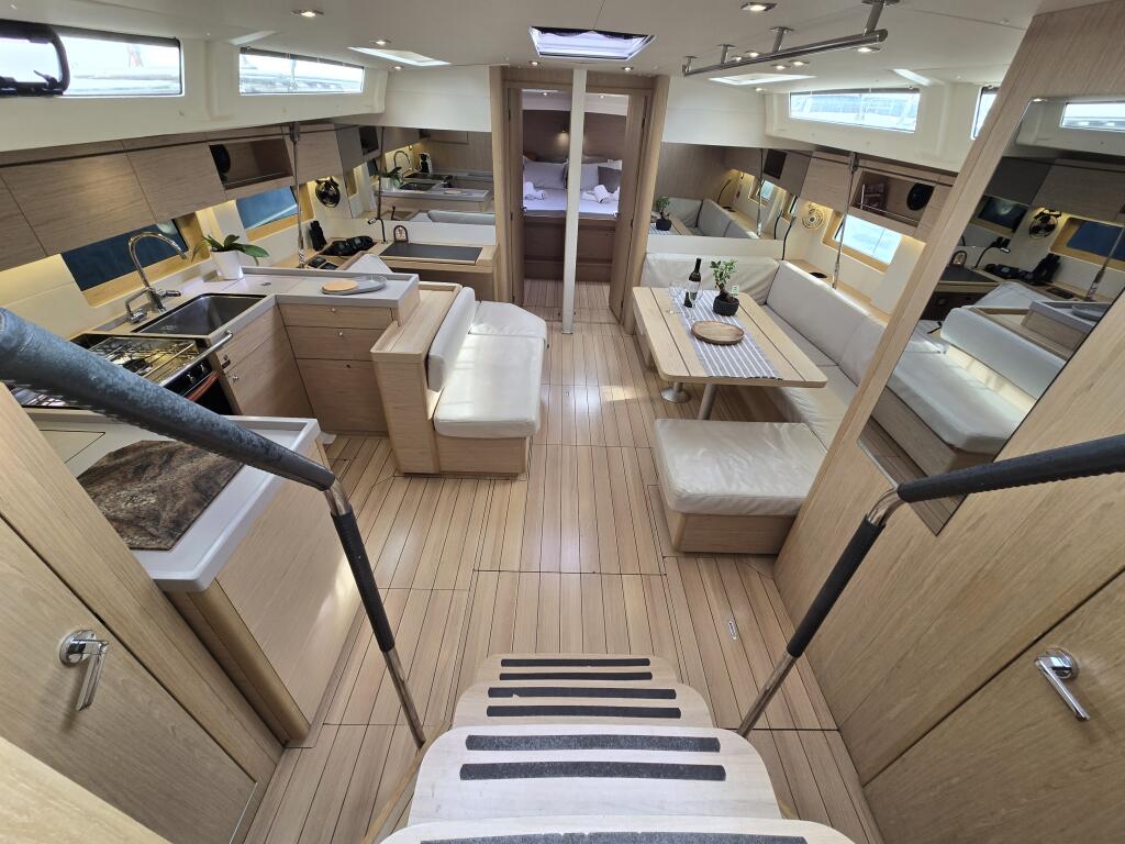 Sailing yacht 