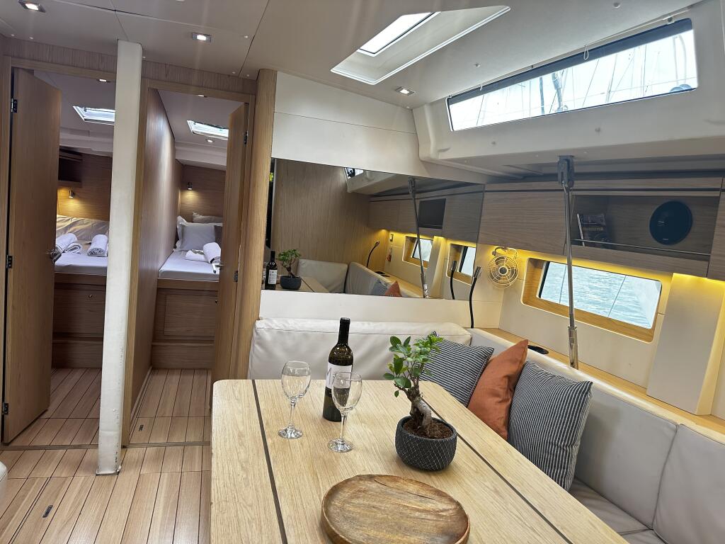 Sailing yacht 