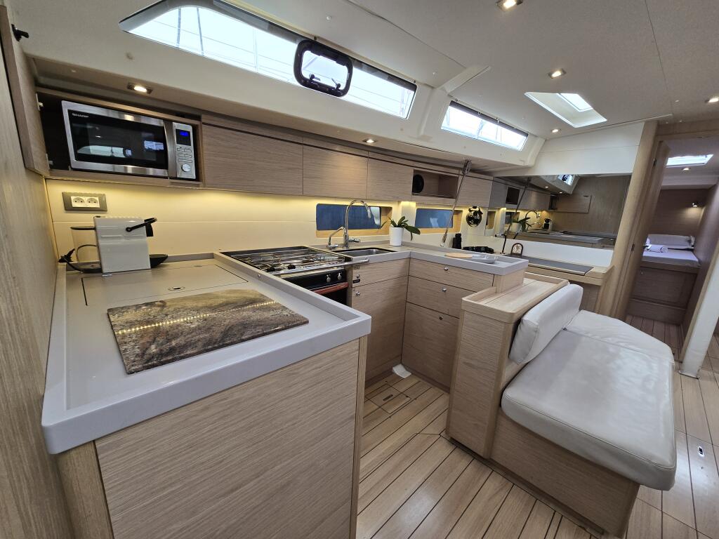 Sailing yacht 