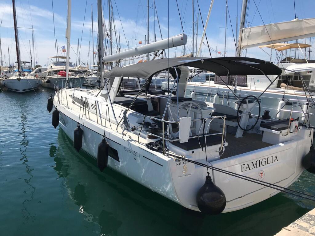 Sailing yacht 