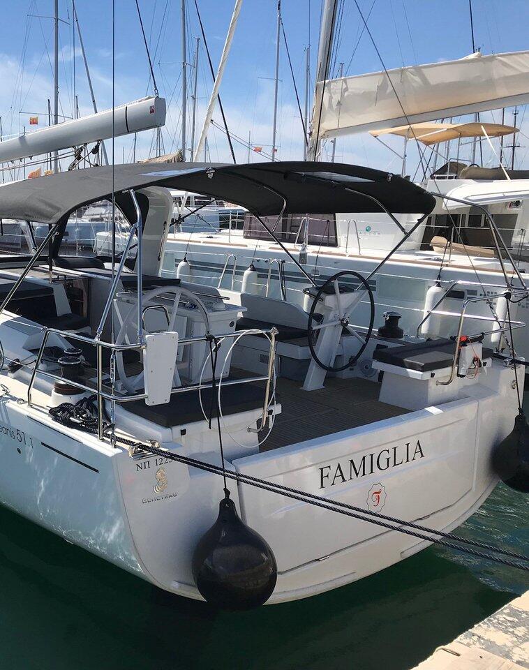 Sailing yacht 