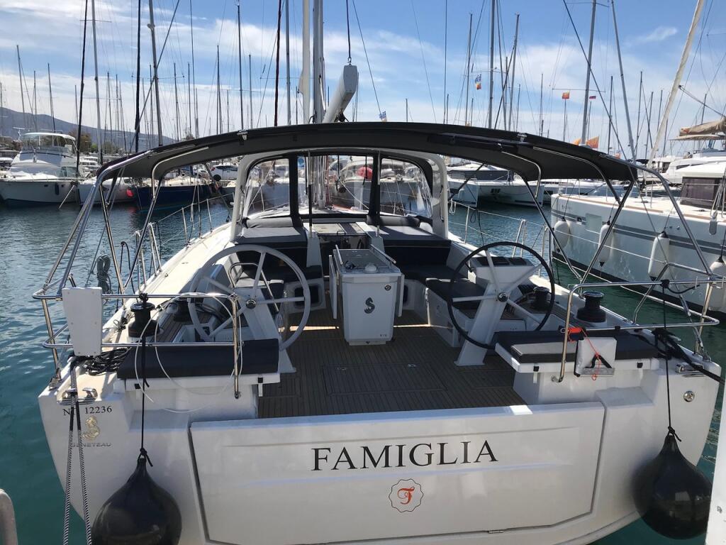 Sailing yacht 