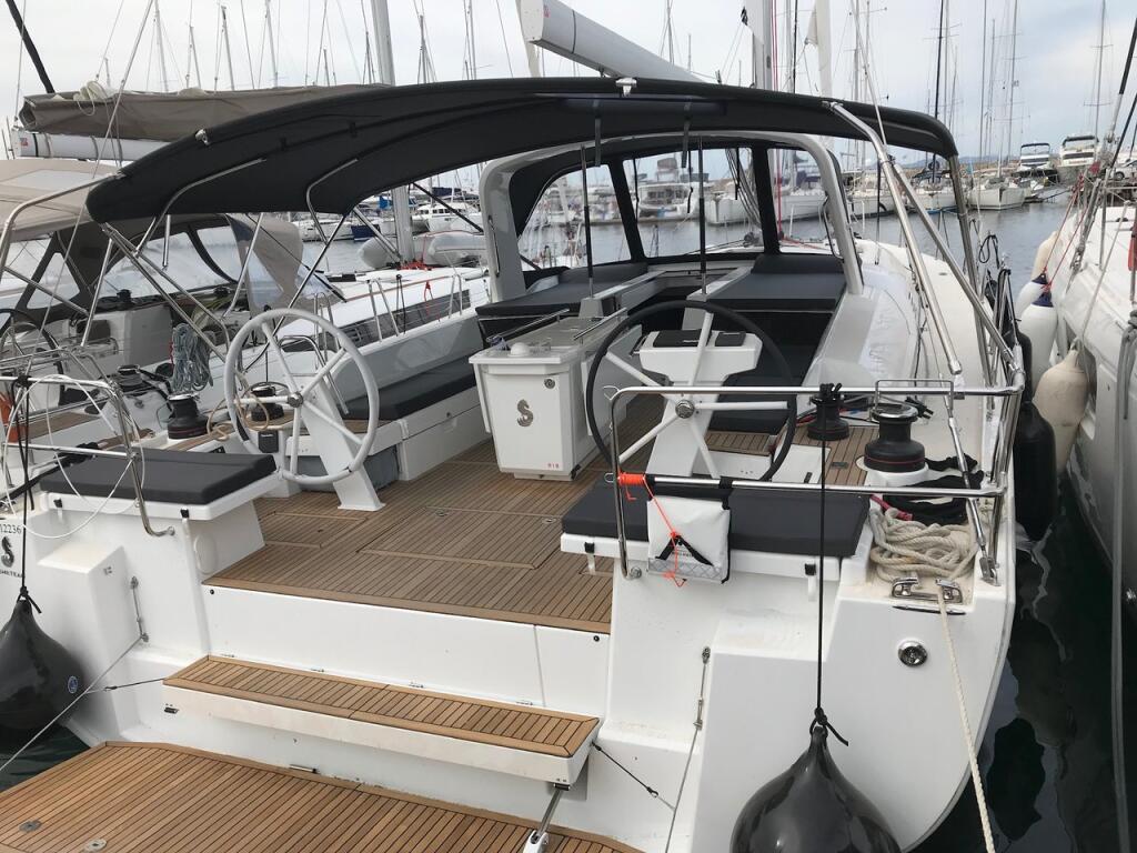 Sailing yacht 