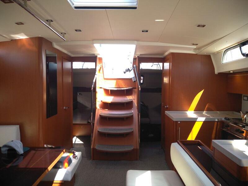 Sailing yacht 