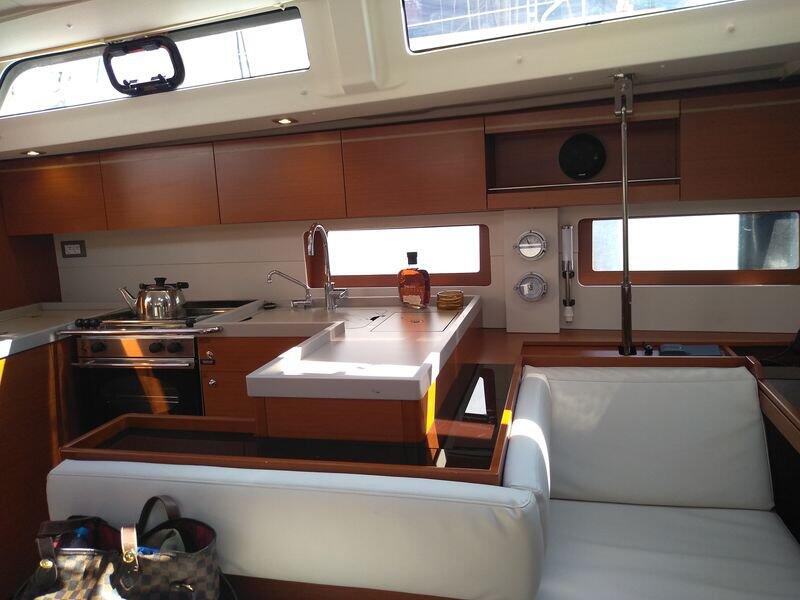 Sailing yacht 