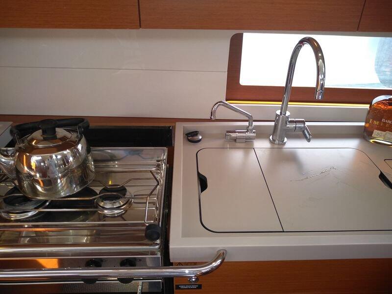 Sailing yacht 