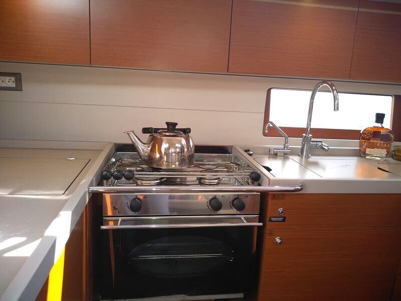 Sailing yacht 
