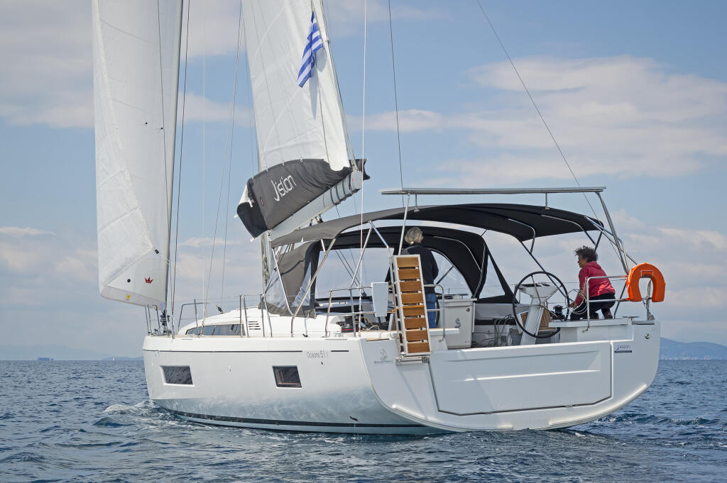 Sailing yacht 