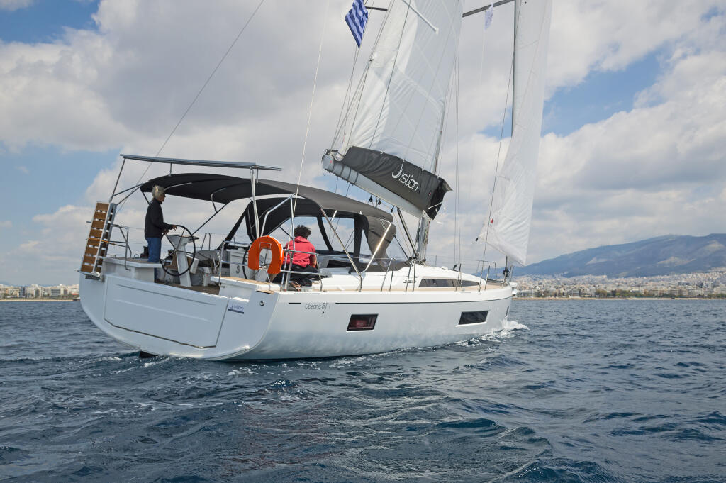 Sailing yacht 