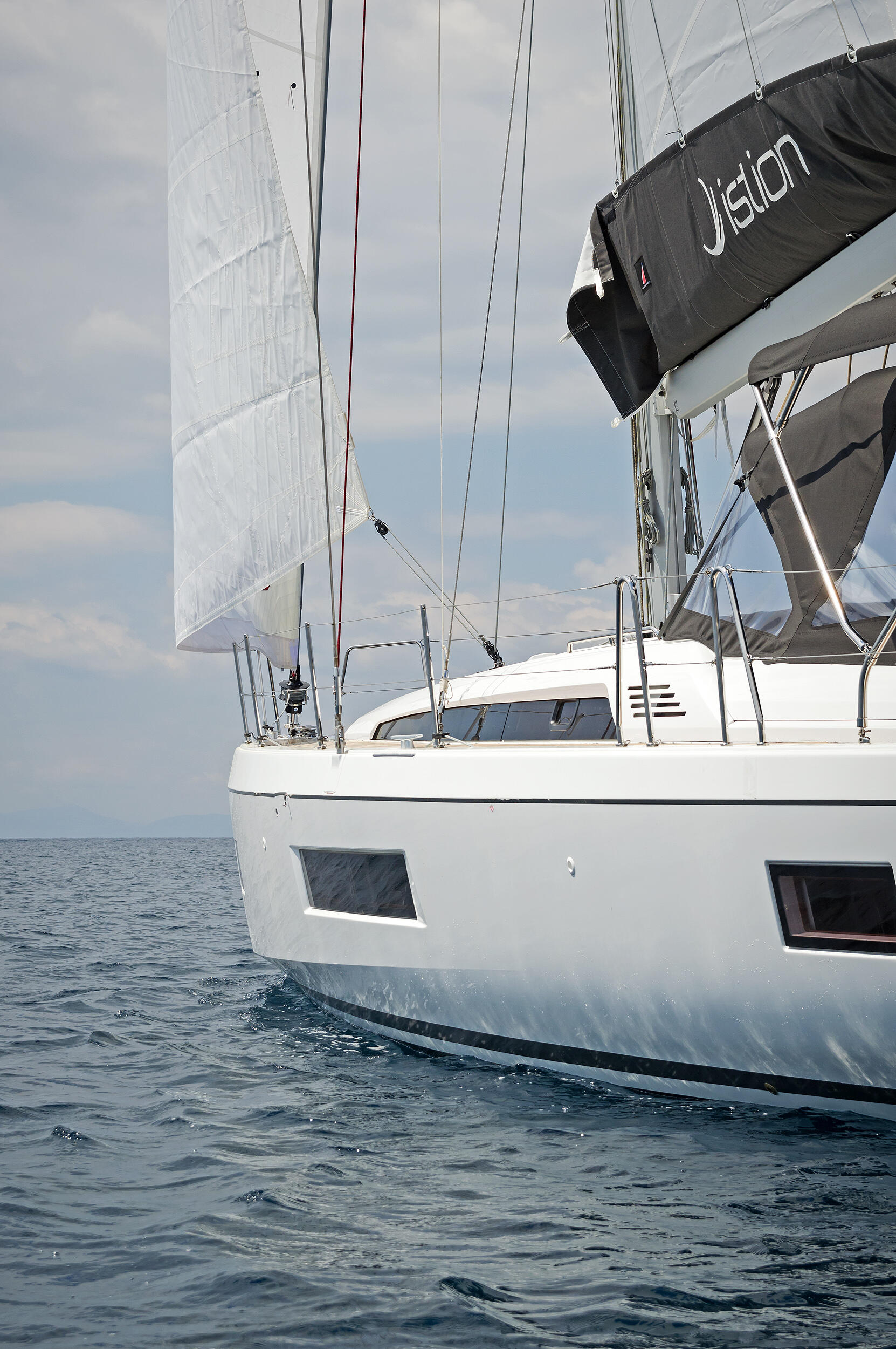 Sailing yacht 