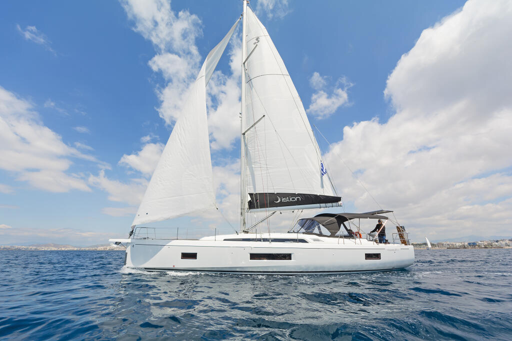 Sailing yacht 