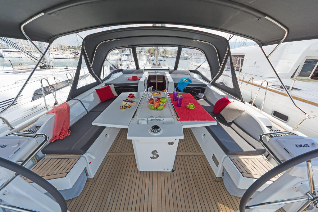 Sailing yacht 