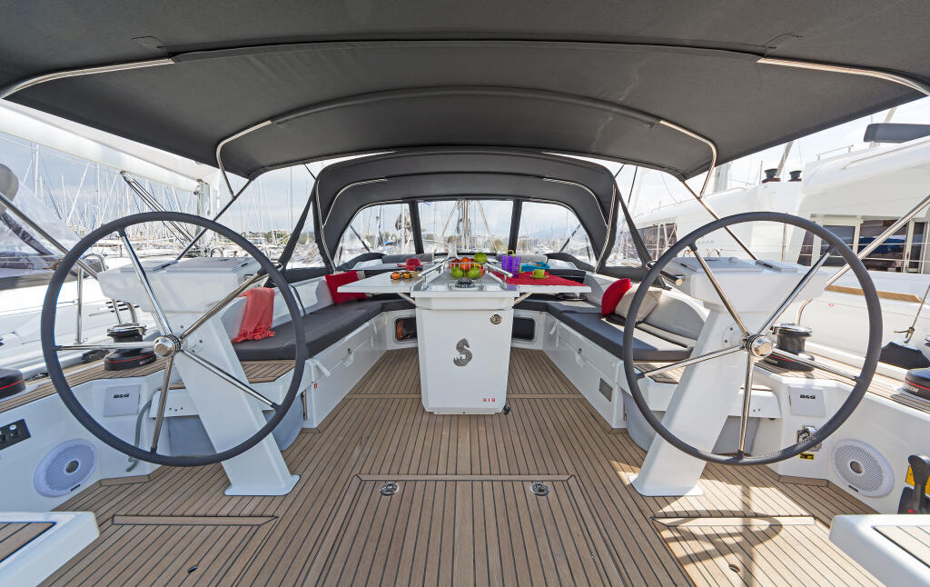 Sailing yacht 
