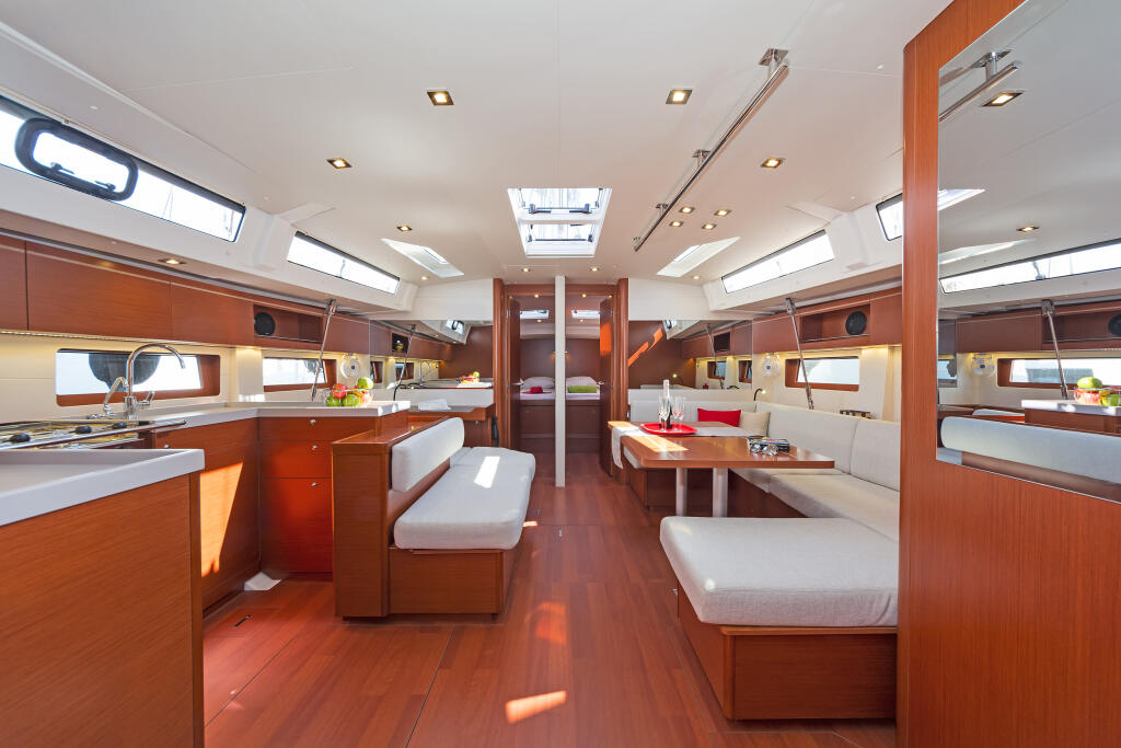 Sailing yacht 