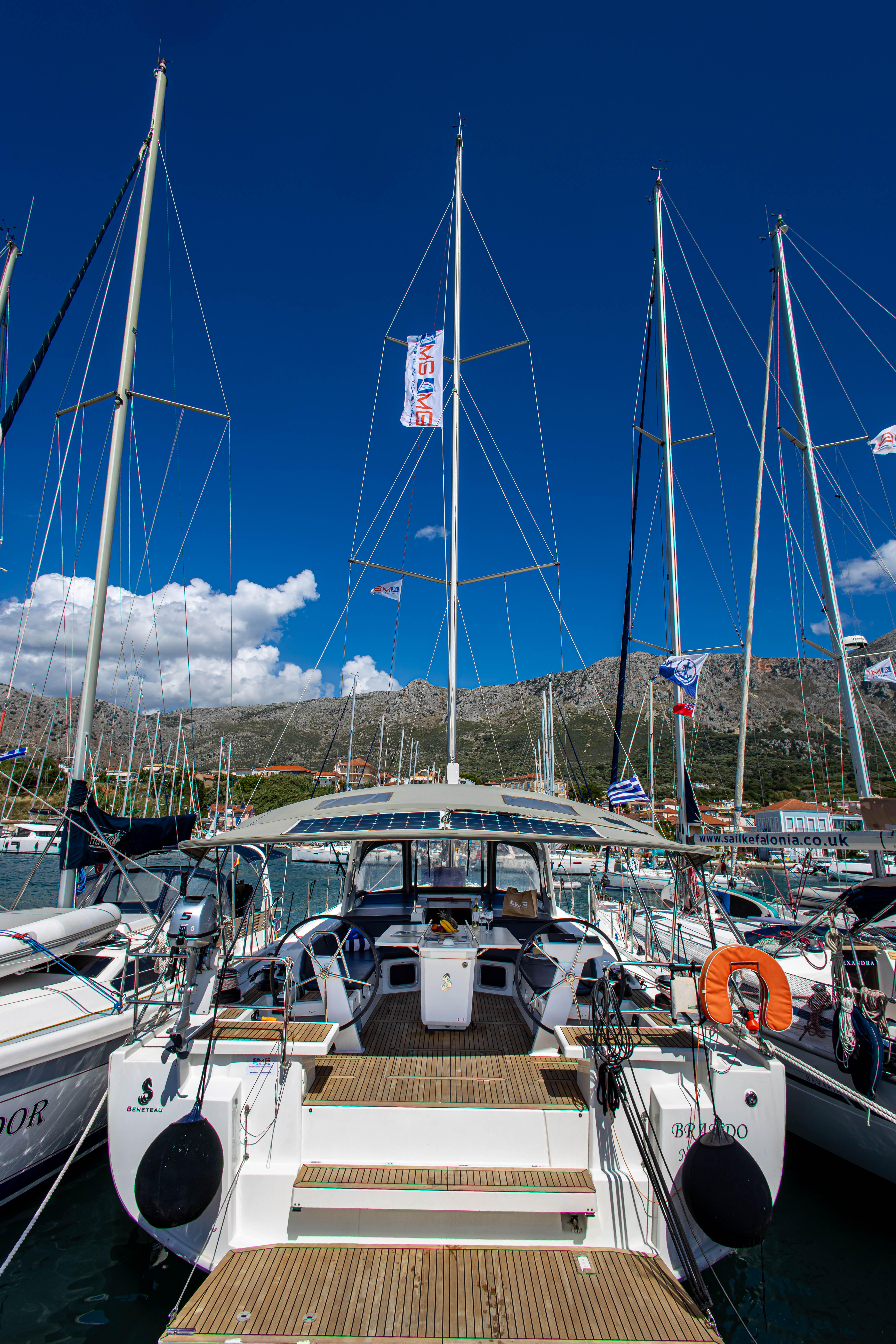 Sailing yacht 