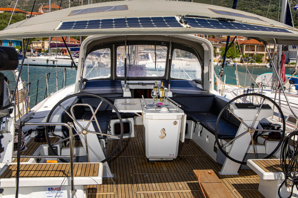 Sailing yacht 