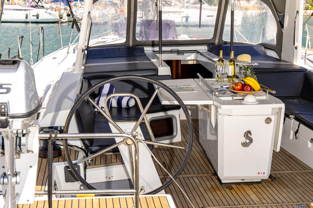 Sailing yacht 