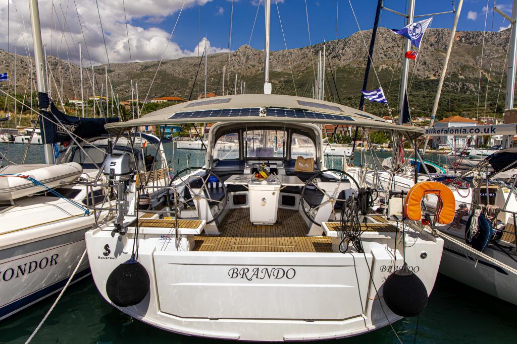Sailing yacht 