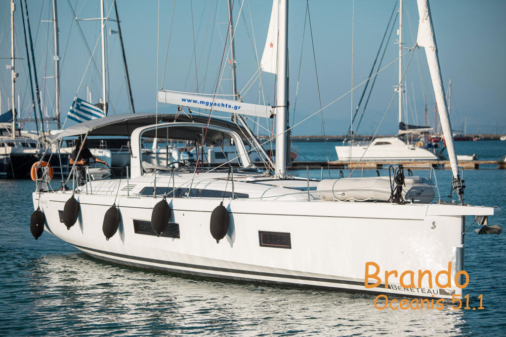 Sailing yacht 