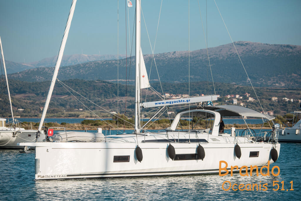 Sailing yacht 