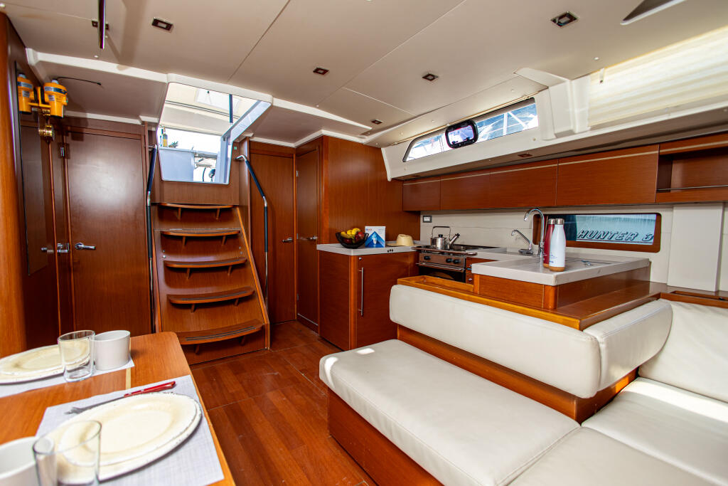 Sailing yacht 