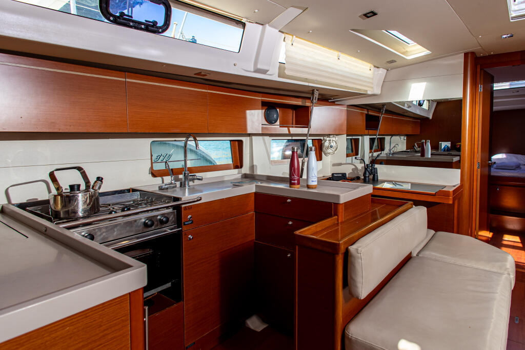 Sailing yacht 