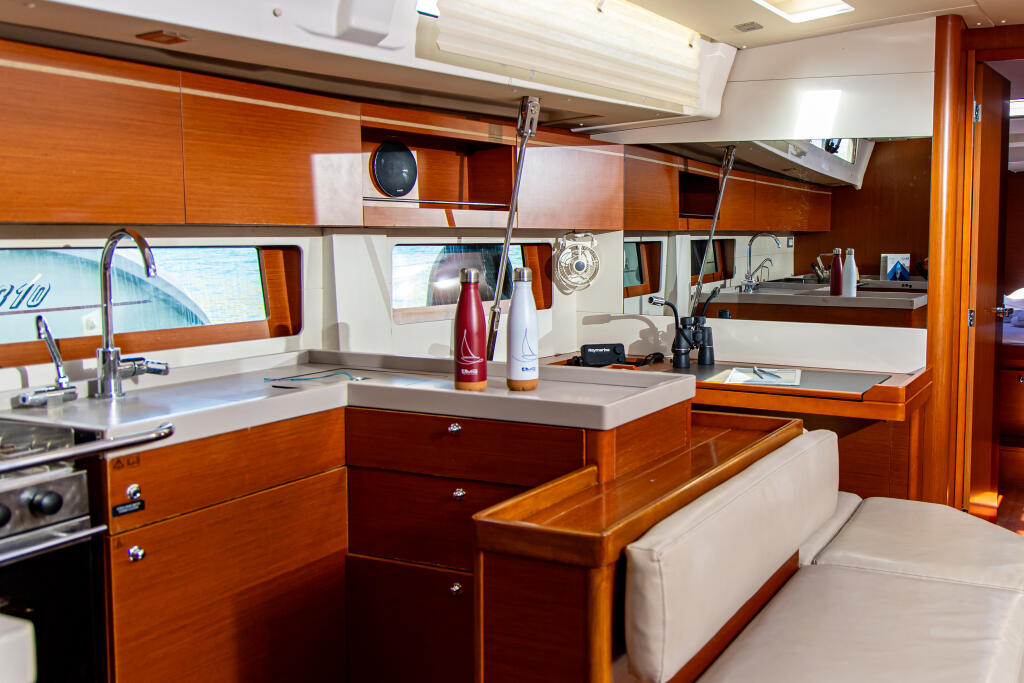 Sailing yacht 