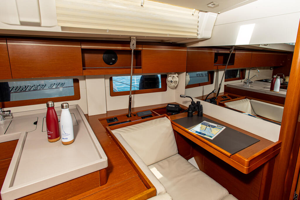 Sailing yacht 