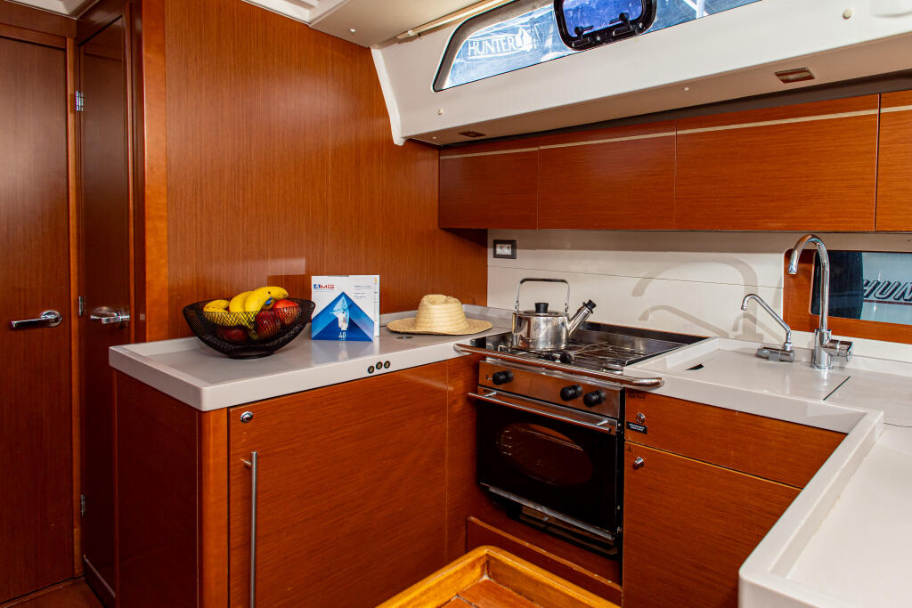 Sailing yacht 