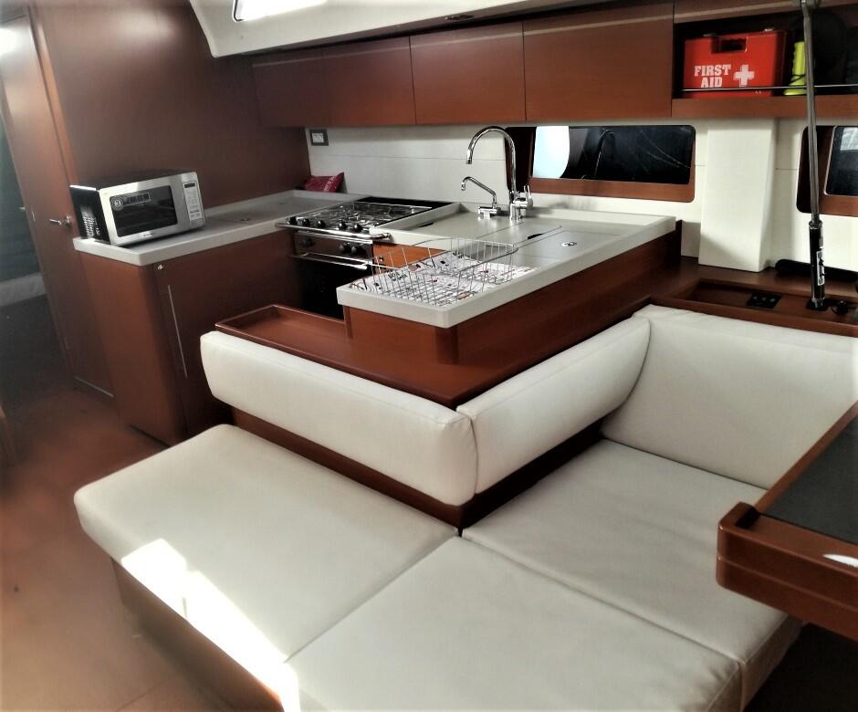 Sailing yacht 