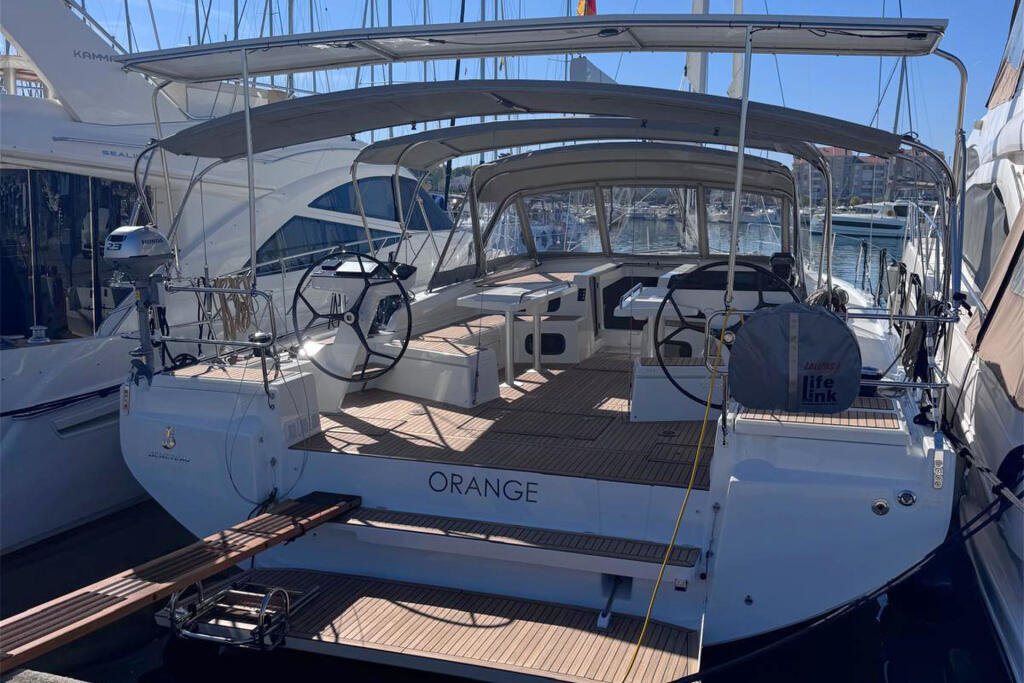 Sailing yacht 