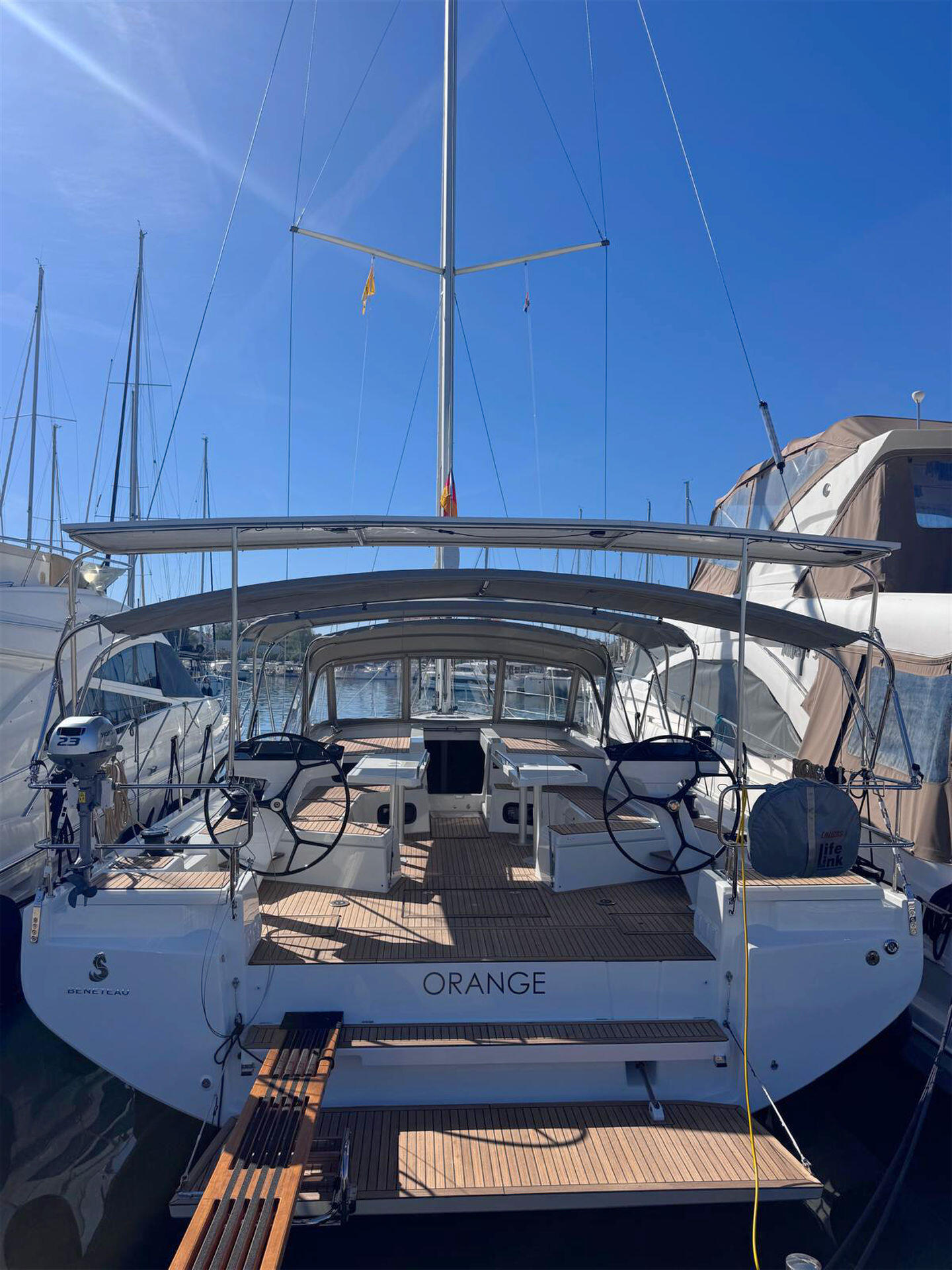 Sailing yacht 