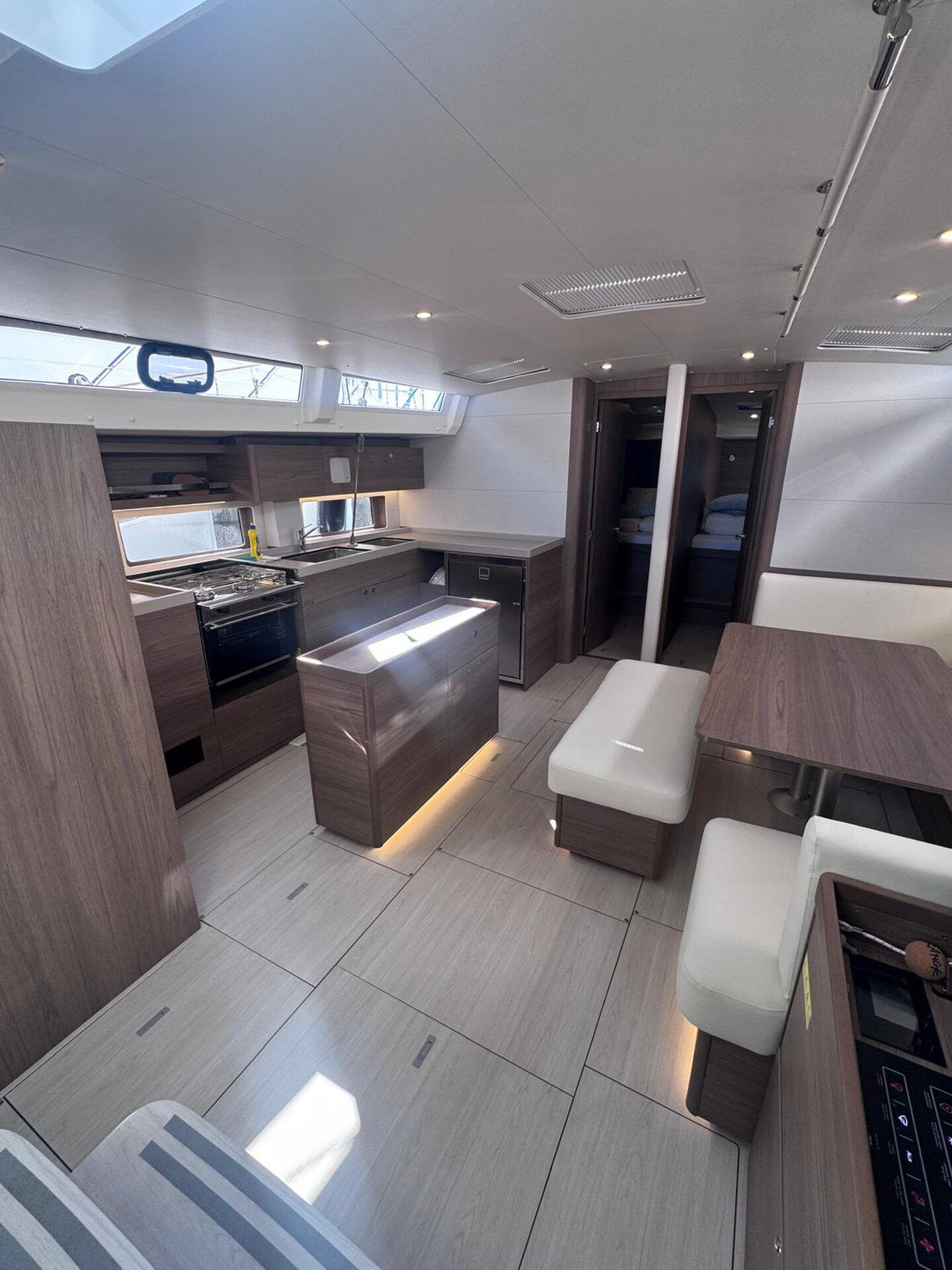 Sailing yacht 